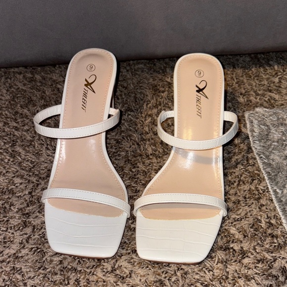 Elegant White Block Heels, 3.5 inches, Never worn - Picture 2 of 6